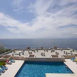 Sea-View Apartment In Roses Near Beach